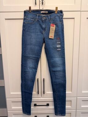 NWT Levi’s 710 Super Skinny Jeans – W27 L32
